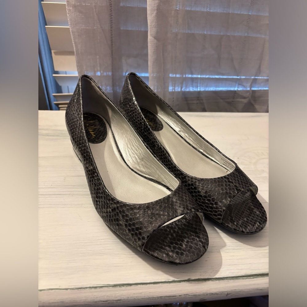 EUC COLE HAAN NikeAir Faux Snakeskin Peep Toe Low Wedge Sandals - 10.5